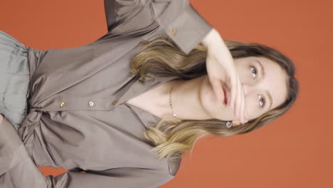 vídeo vertical de la joven estornudando. paciente.