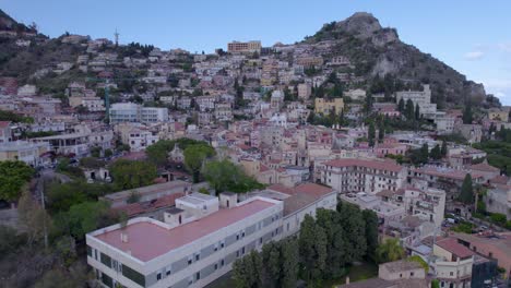 Toma-Aérea-De-Descenso-De-Taormina,-Sicilia,-Italia,-Un-Famoso-Destino-Turístico,-Lado-Sur-De-La-Ciudad.