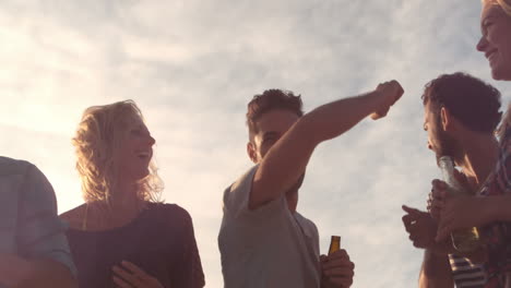 Un-Grupo-De-Amigos-Disfruta-De-Sus-Vacaciones-Tomando-Una-Copa