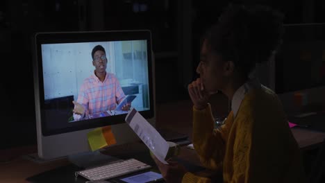 mujer de negocios haciendo videoconferencias en una oficina moderna