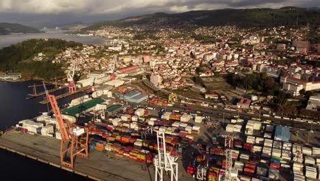 Hafen-Mit-Großen-Schiffscontainern,-Die-In-Der-Nähe-Eines-Lagerhauses-In-Vigo,-Spanien,-Gelagert-Oder-Verarbeitet-Werden