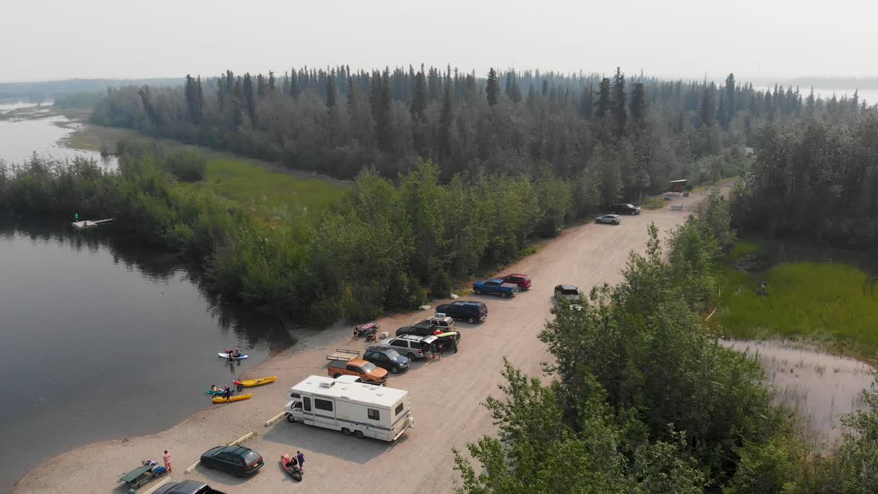 페어뱅크스의 쿠시먼 호수에서 패들 보더와 카약을 타는 4k 드론 비디오, 일명 여름날-2