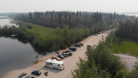 4K-Drohnenvideo-Von-Paddleboardern-Und-Kajakfahrern-Auf-Dem-Cushman-Lake-In-Fairbanks,-Ak-Während-Eines-Sommertages-2