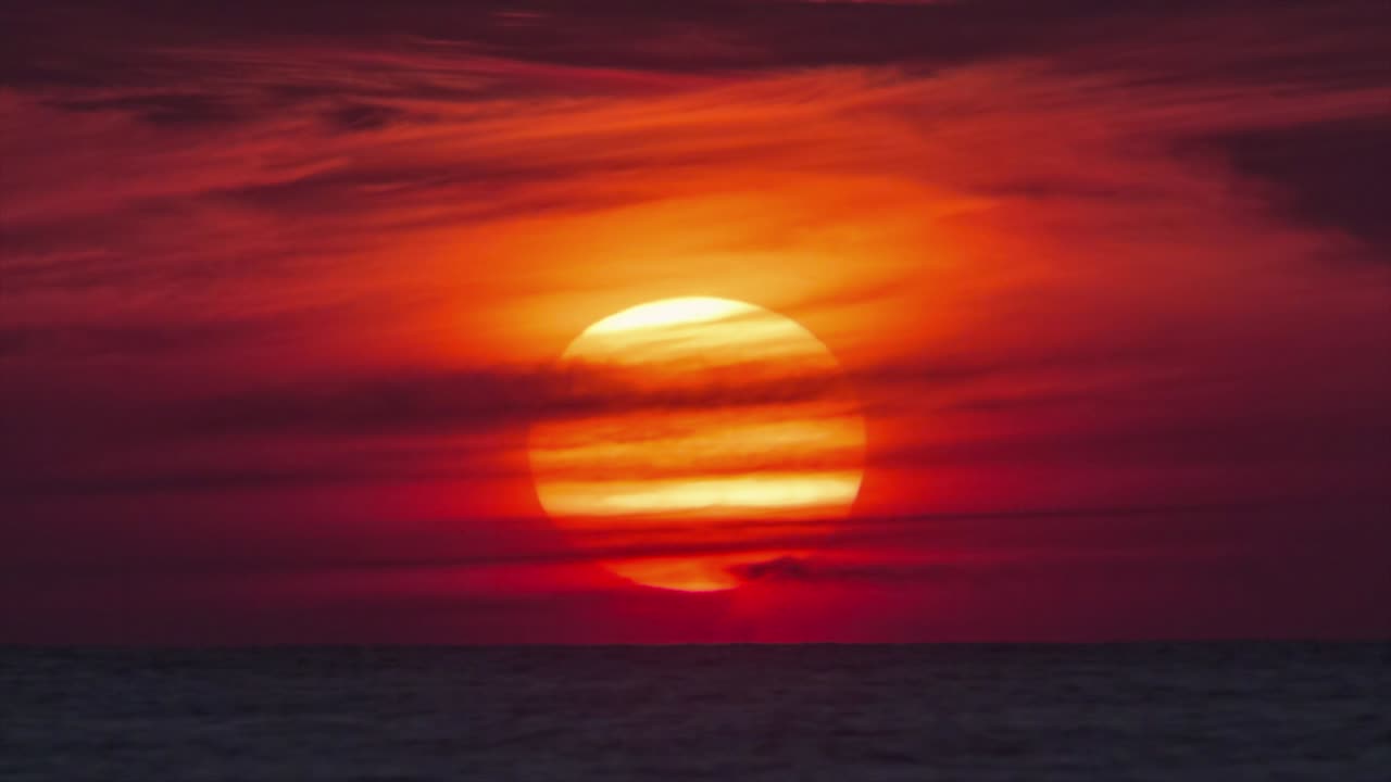 태국 푸켓 섬에서 해가 지고 물 속으로 가라앉는 4k 타임 스