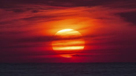 tailandia isla de phuket puesta de sol puesta de sol en el agua de cerca 4k lapso de tiempo
