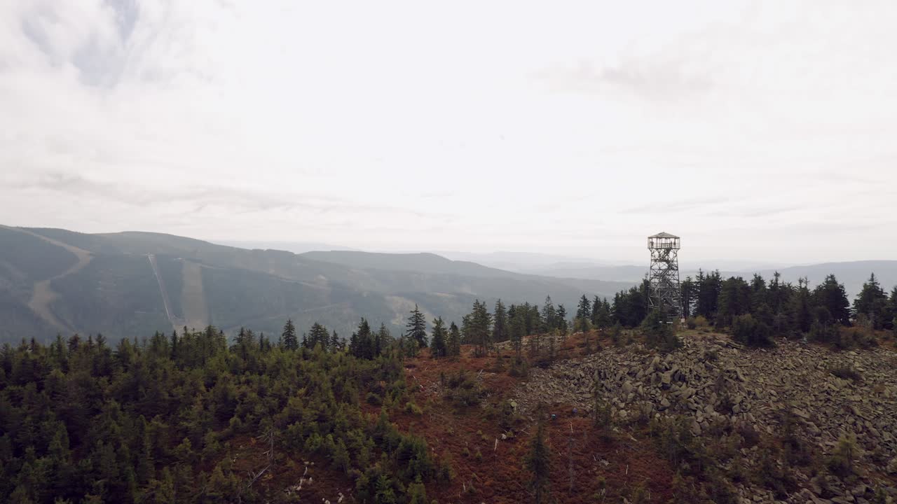 언덕 꼭대기 에 있는 감시탑 의 드론  ⁇  과 체코 시골 의 배경