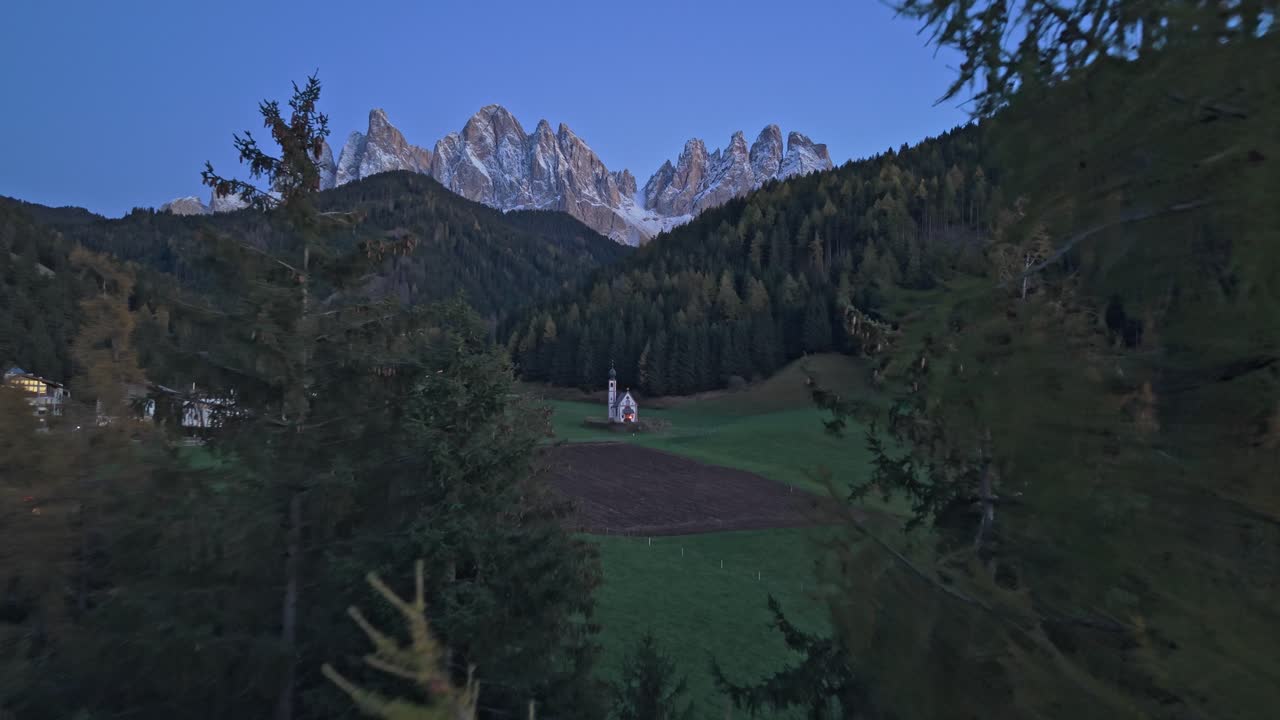 Naturskøn droneudsigt over en lille kirke i Ranui-dalen under solnedgang, Italien