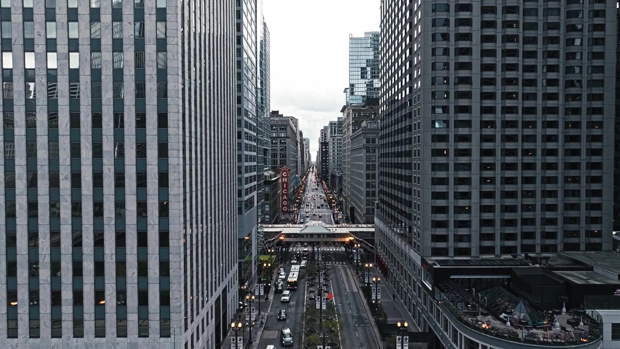 Carrellata aerea del centro di Chicago che mostra le City Towers con le strade che si snodano e le auto in transito.