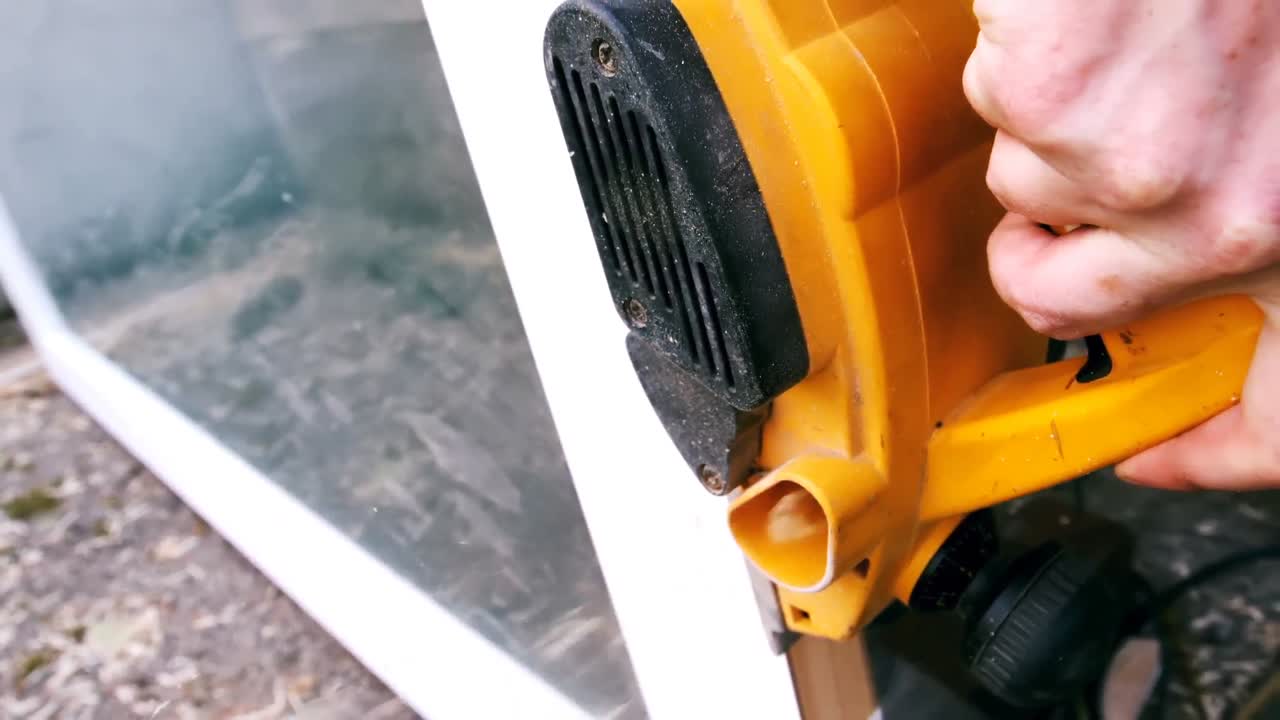 плотник полирует деревянную раму