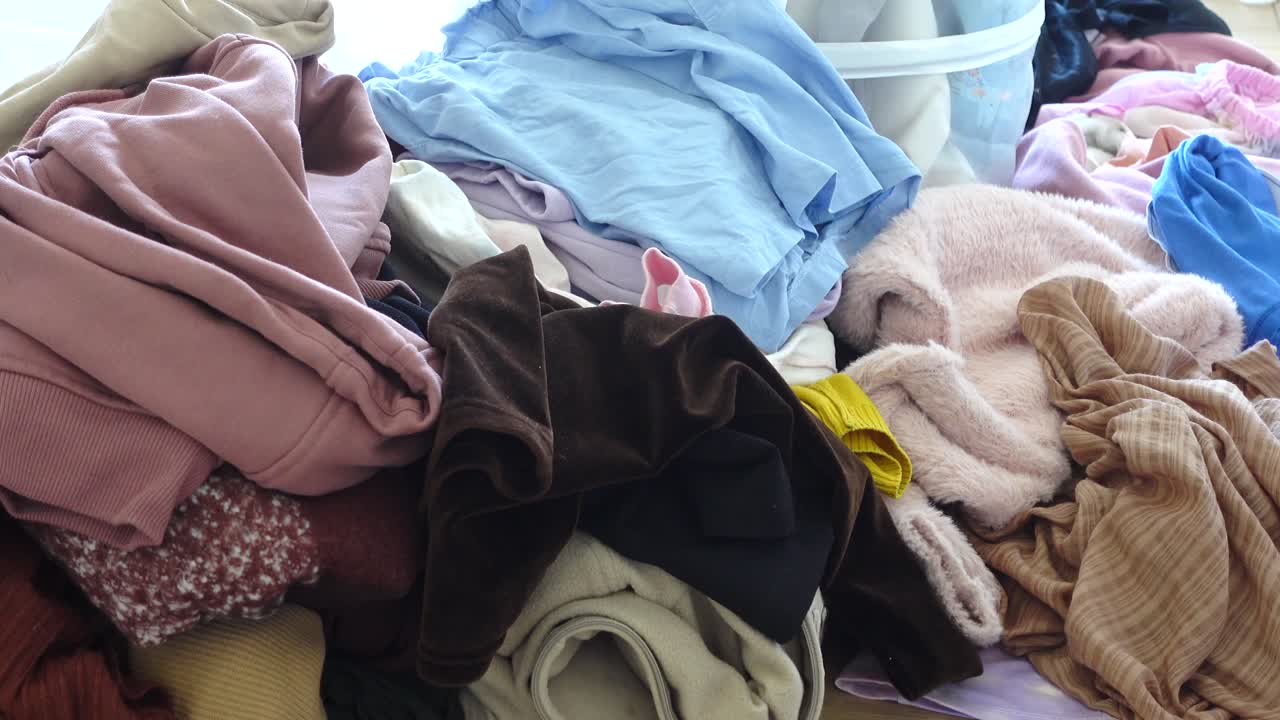 Куча одежды.