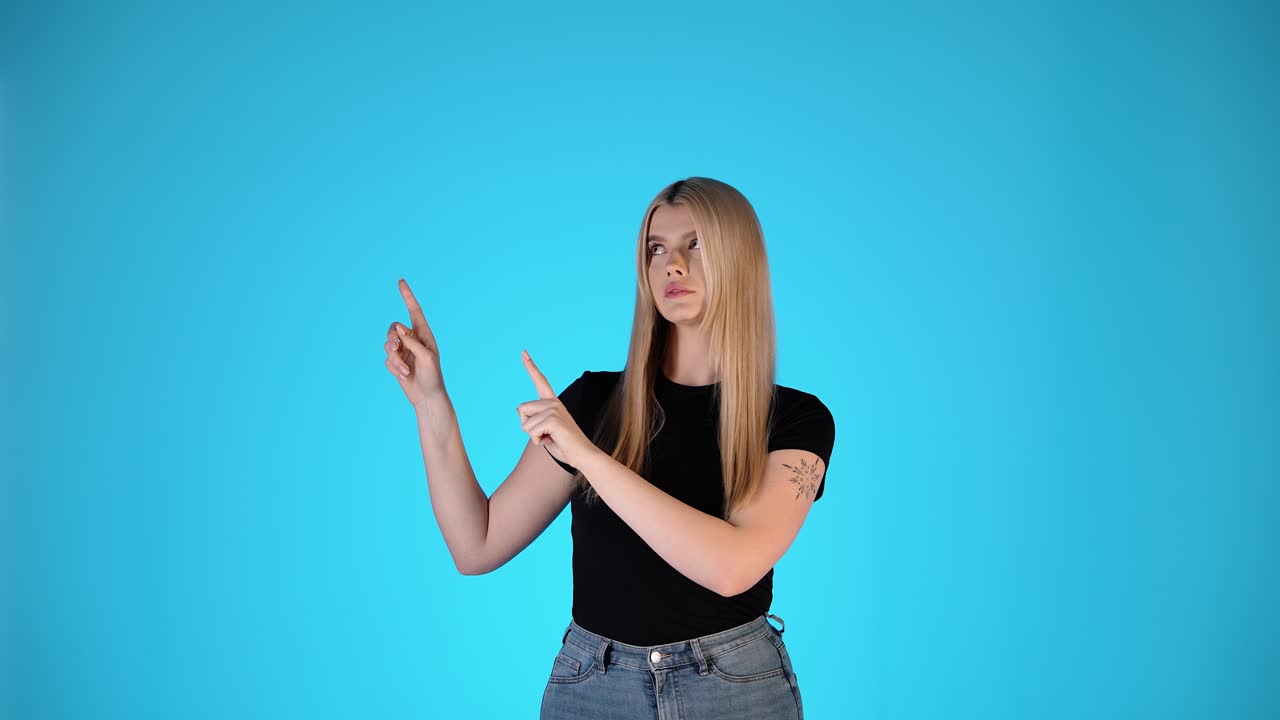 joven rubia bonita señalando presentando con los dedos, presentación concepto de espacio de copia, toma de estudio