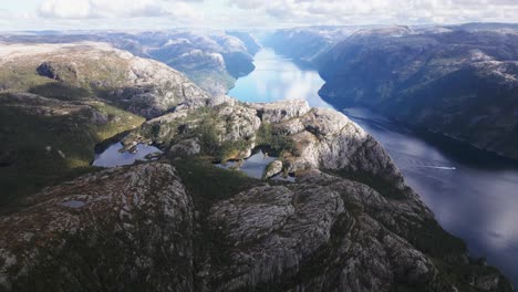 Impresionante-Paisaje-Montañoso-Con-Un-Gran-Fiordo,-Noruega,-Drone,-Europa.