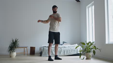 hombre estirándose en el dormitorio