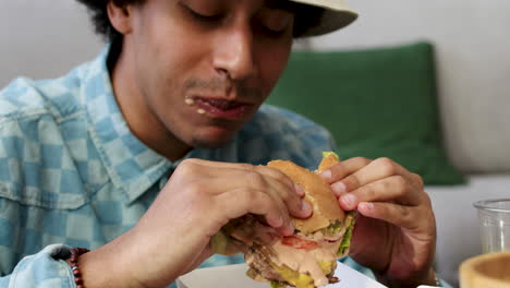 hombre disfrutando de comida rápida