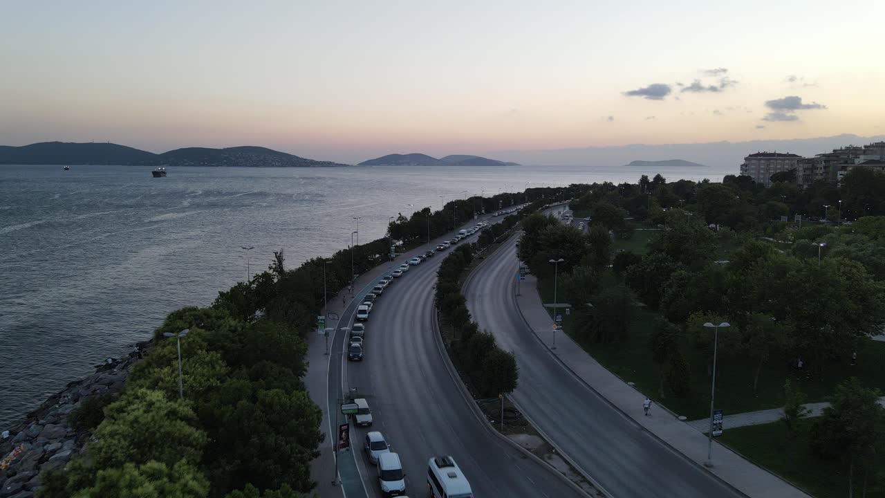 해변에서 도시 저녁 교통