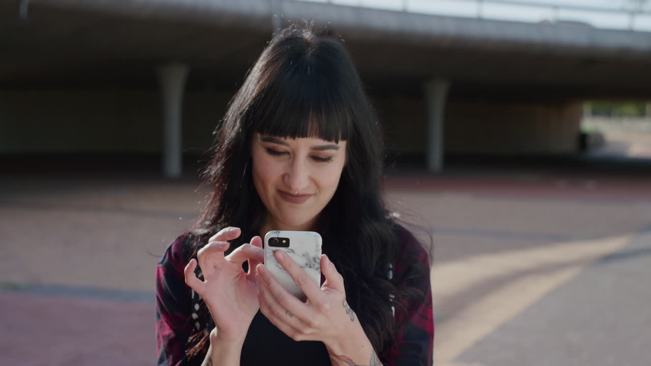 retrato de una mujer joven animada que usa un teléfono inteligente disfrutando de leer mensajes de texto sonriendo mujer alegre en el teléfono móvil compartiendo conectividad