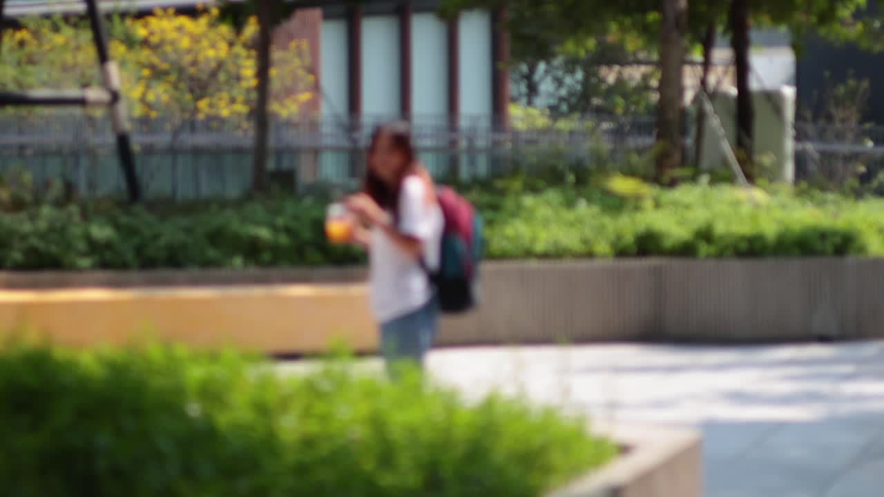 초록색 이 있는 공원 에서 산책 하는 사람