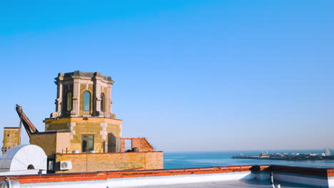 Handheld-shot-of-a-roof-top-near-downtown-Chicago