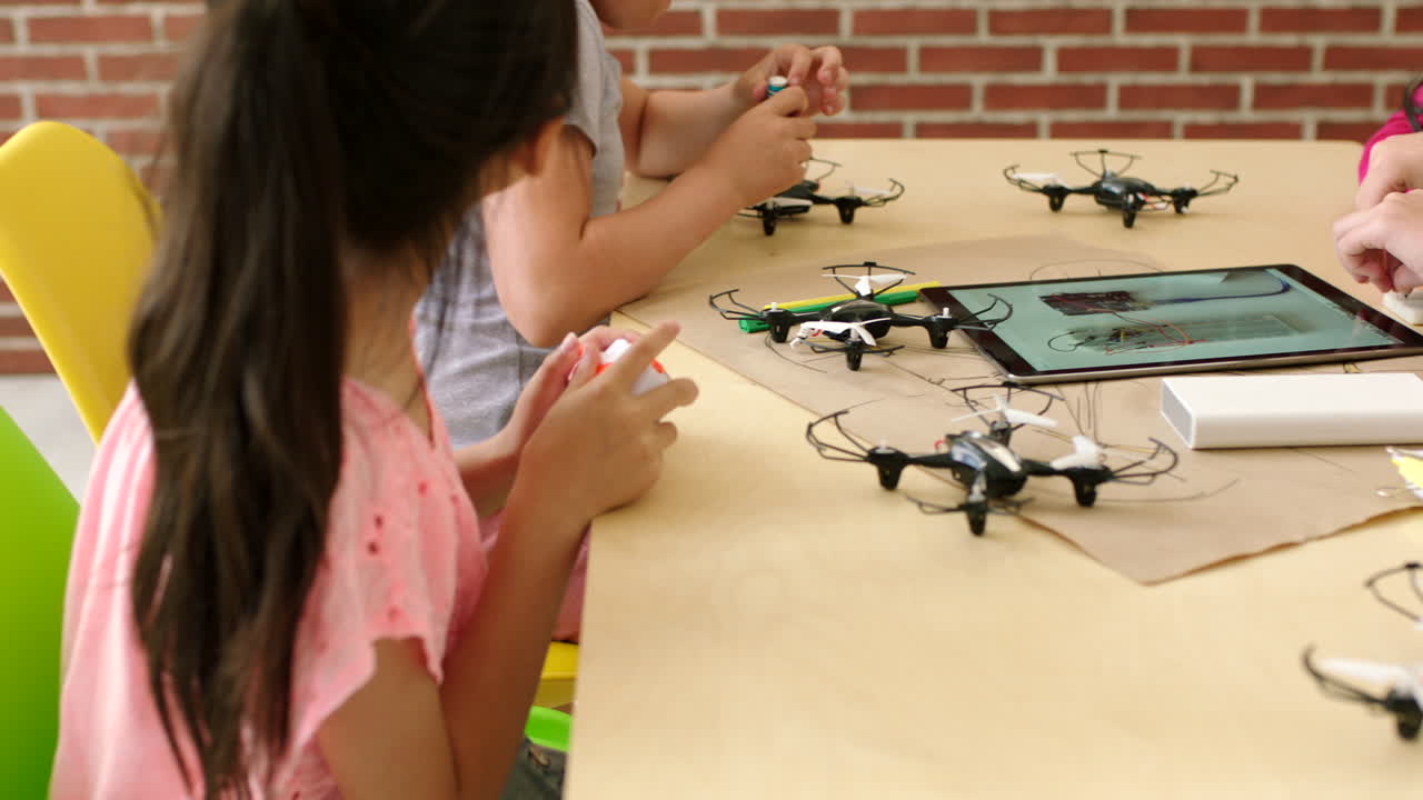 niños aprendiendo sobre tecnología de drones y electrónica