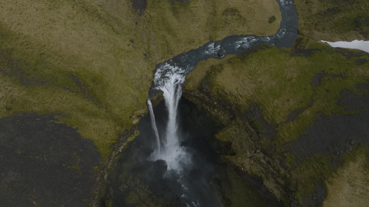 vista aérea sobre la majestuosa cascada kvernufoss en el sur de islandia