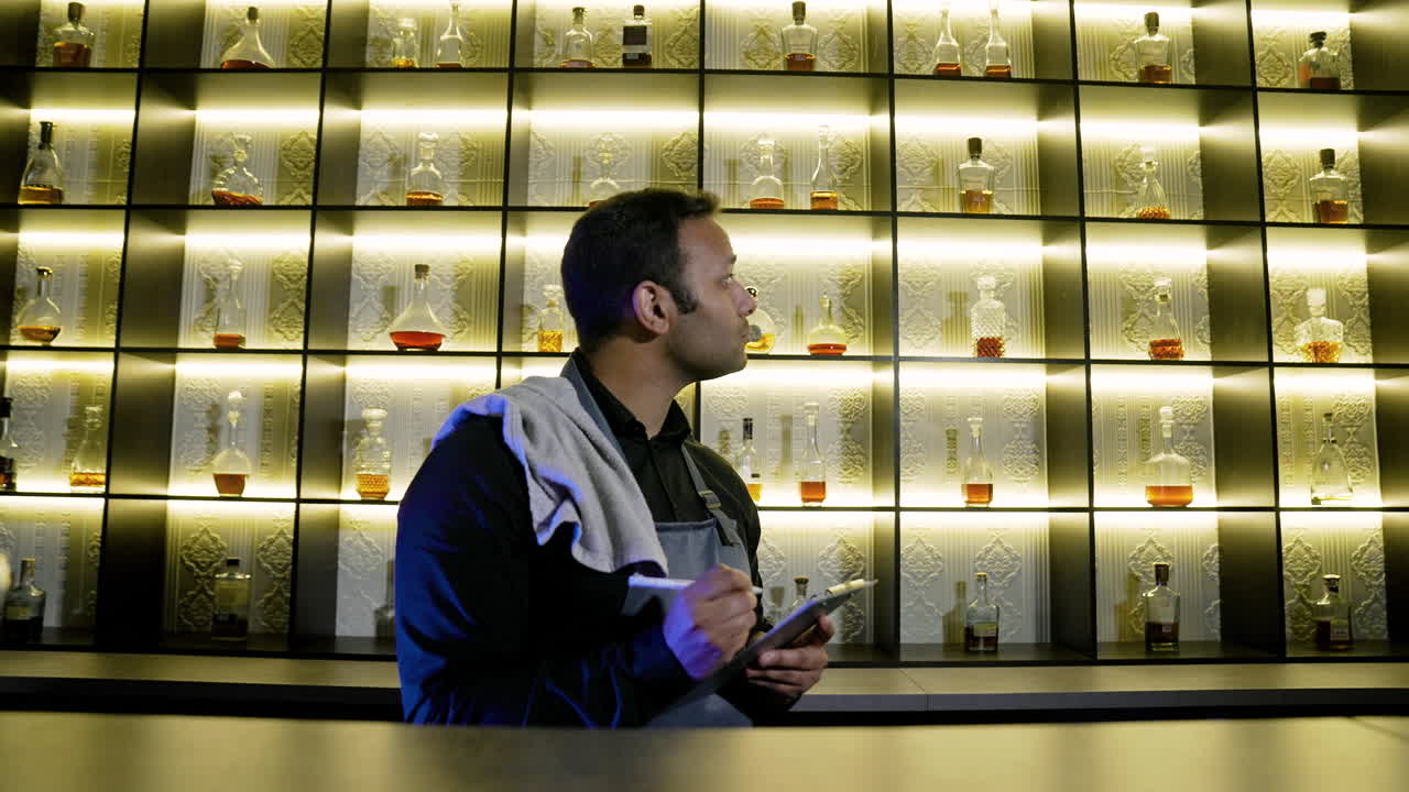 バーテンダーがインベントリをしています