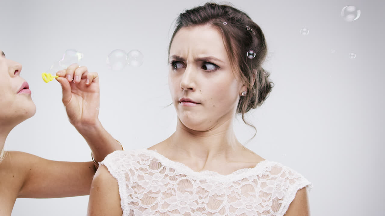 브라이드메이드가 거품을 불어넣는 슬로우 모션 결혼식 사진 부스 시리즈