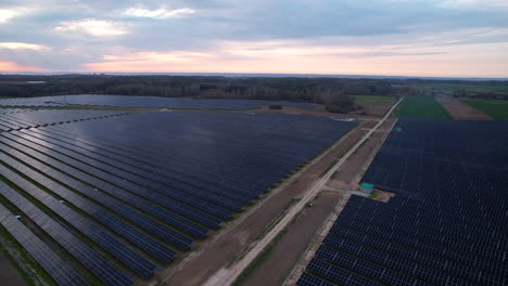 Drohnenaufnahmen-Von-Riesigen-Feldern-Mit-Solarpanel-Anlagen-In-Polen