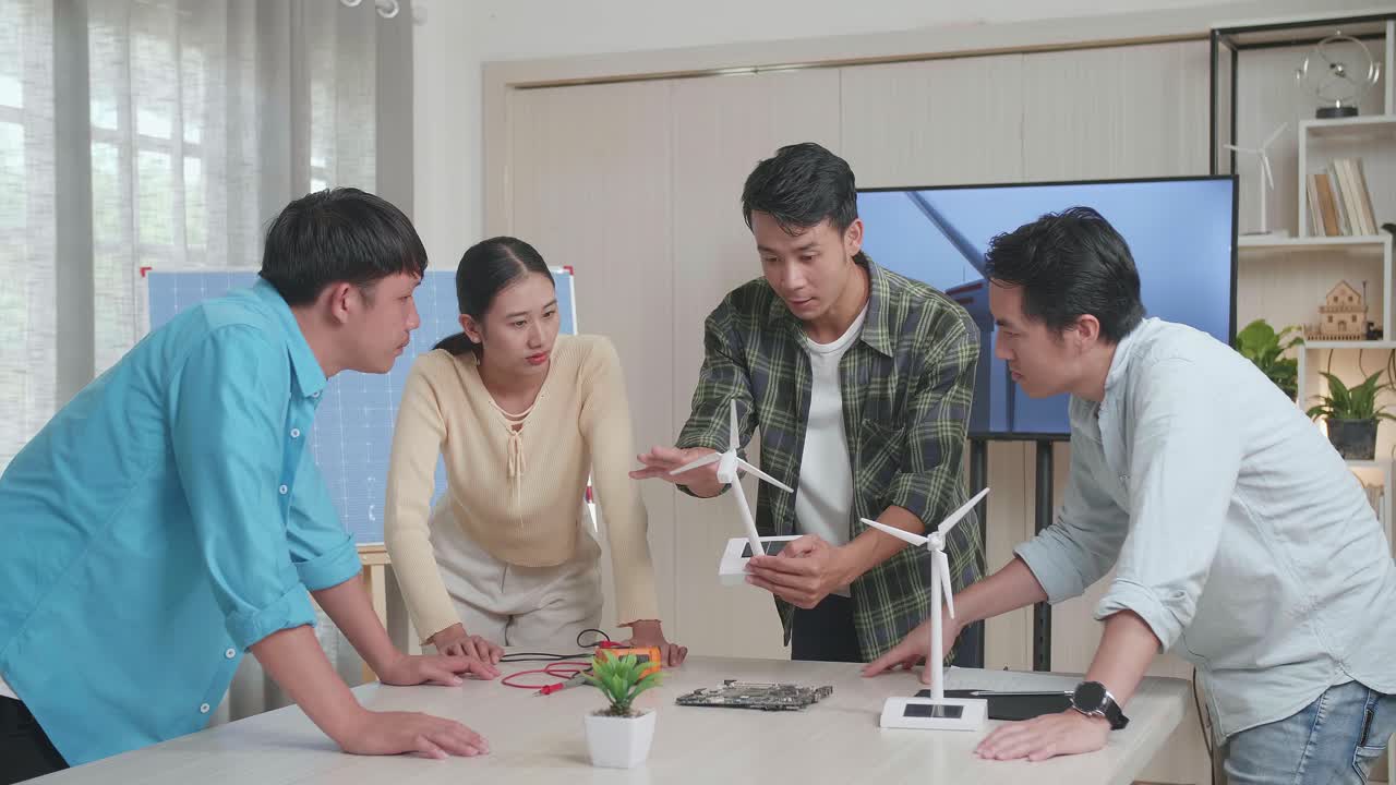 아시아 엔지니어 그룹이 사무실에서 풍력 터빈에 대한 회의를 하고 있습니다.