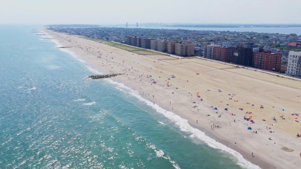 The Rockaways, New York, 4K-dronenäkymä rannasta.