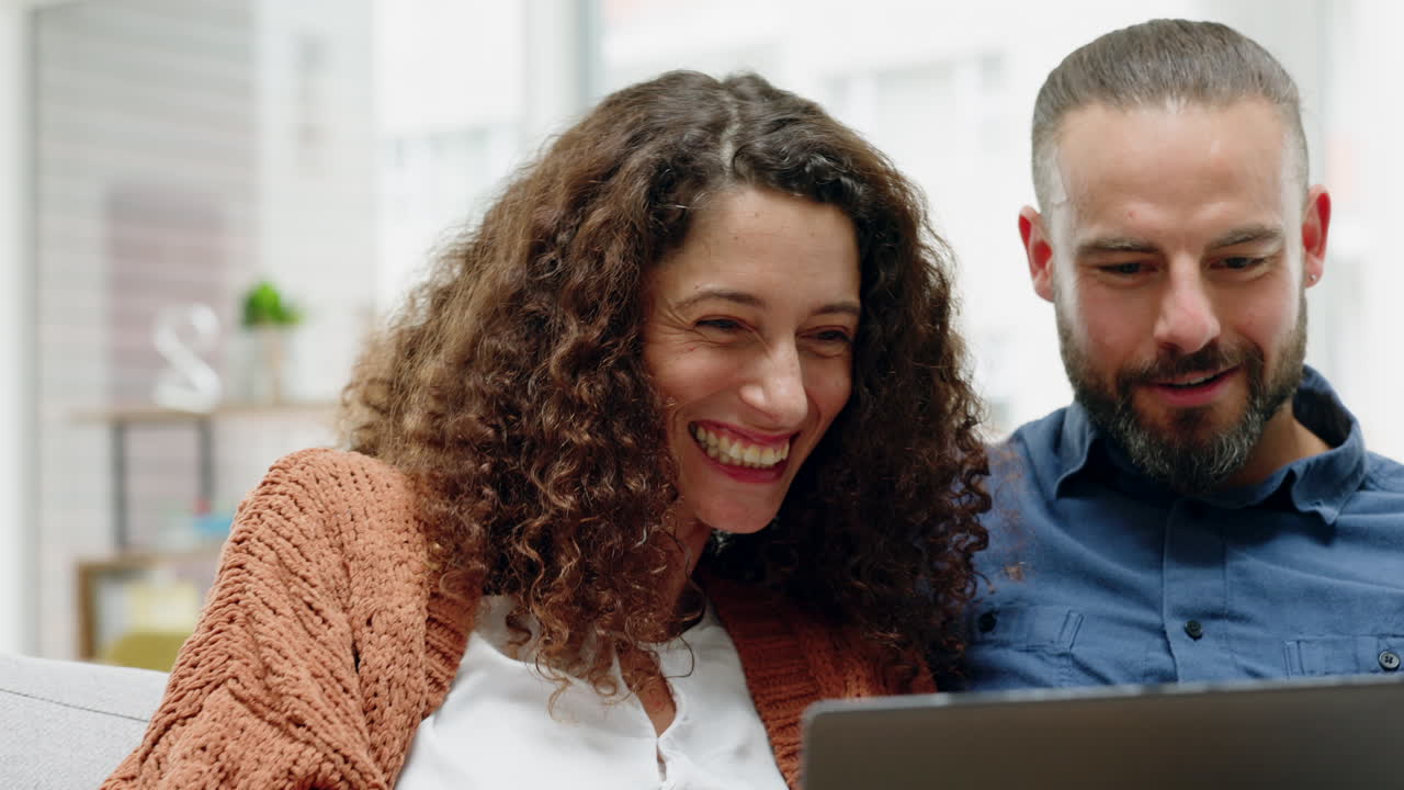 pareja transmitiendo películas divertidas en el portátil