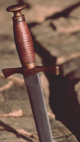 un primer plano de una espada medieval
