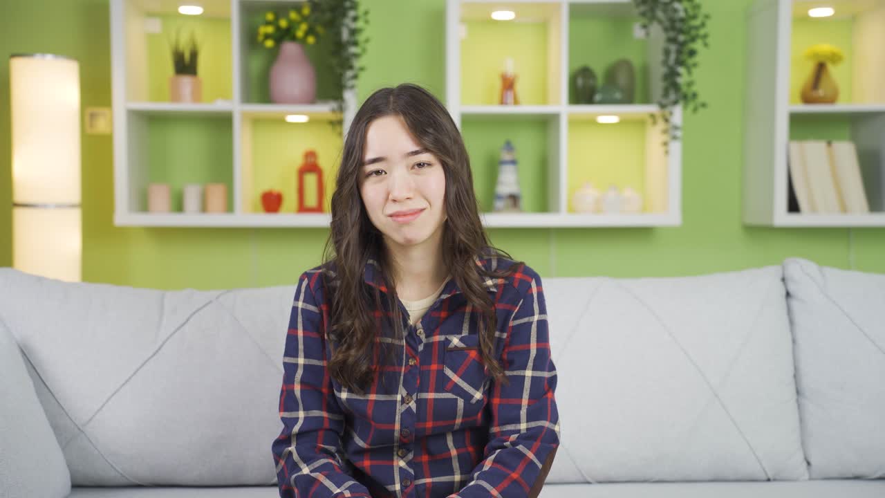 지루한 아시아 젊은 여자가 안타까워하고 숨을 쉬고 있습니다.