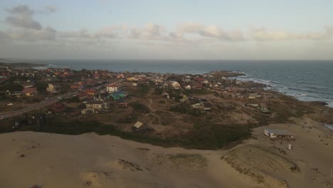 vista aérea de la ciudad costera de punta del diablo, uruguay