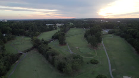 Campo-De-Golf,-Atardecer,-Anochecer,-Hermoso,-Campo-De-18-Hoyos