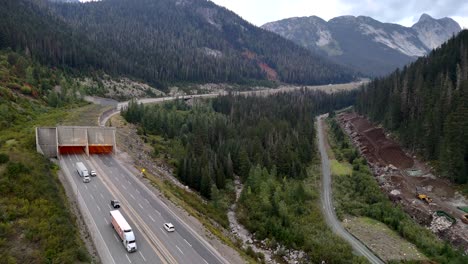 Großer-Bärenschneeschuppen-Vom-Himmel-Aus-Gesehen:-Verkehrsfluss-Auf-Dem-Trans-Canada-Highway-1