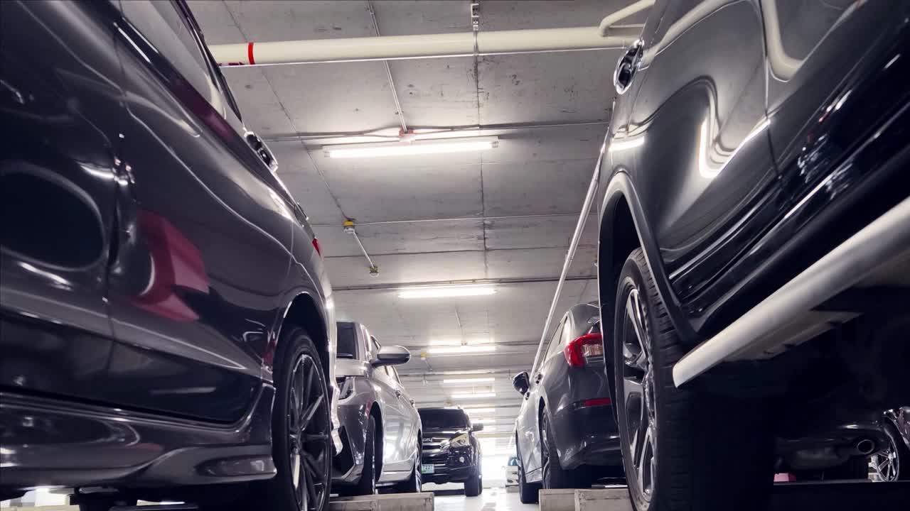 자동차가 있는 지하 주차장