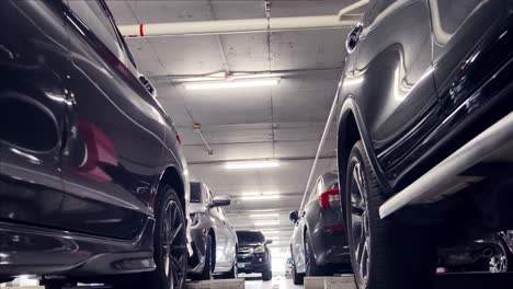 estacionamiento subterráneo con automóviles