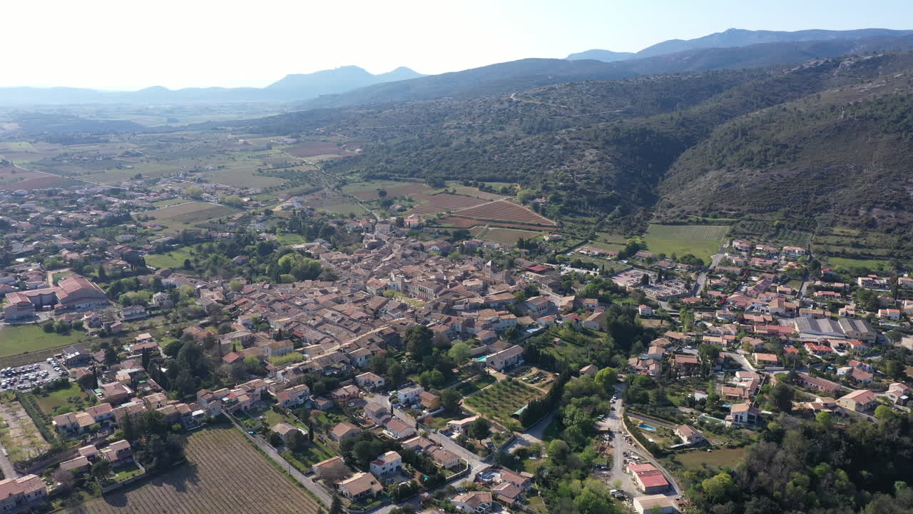 Villaggio di Saint-Jean-de-Fos con vigneti, giornata di sole primaverile, Francia, veduta aerea