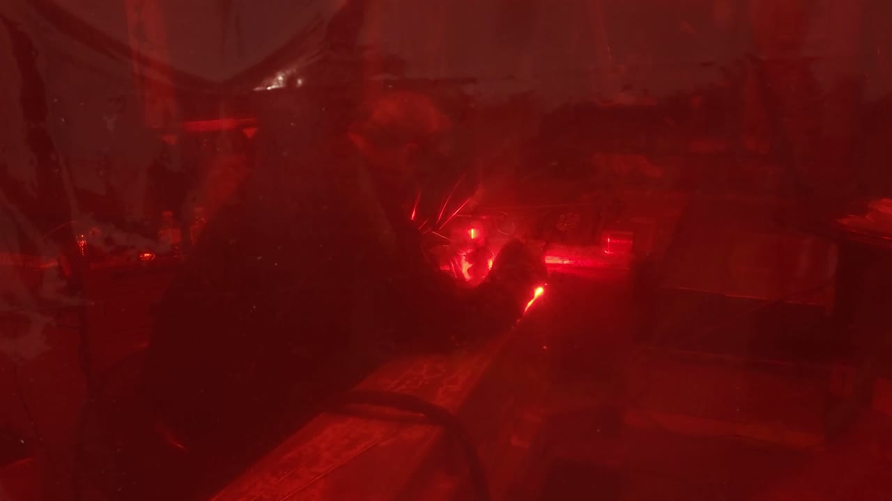 soldadura tig detrás de una cortina de soldadura para protección, vista manual