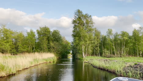 Navegando-En-Un-Río-Pacífico-En-El-Pueblo-De-Ossenzijl-Cerca-Del-Parque-Nacional-Weerribben-wieden-En-Los-Países-Bajos