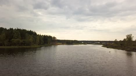 río que fluye a través de un paisaje forestal con casas