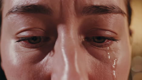 una mujer llorando.