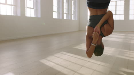 Mujer-De-Yoga-Aérea-Practicando-Pose-De-Cara-De-Vaca-Colgando-Boca-Abajo-Usando-Una-Hamaca-Disfrutando-De-Un-Estilo-De-Vida-Saludable-Haciendo-Ejercicio-En-El-Estudio-De-Entrenamiento-De-Meditación-Al-Amanecer.