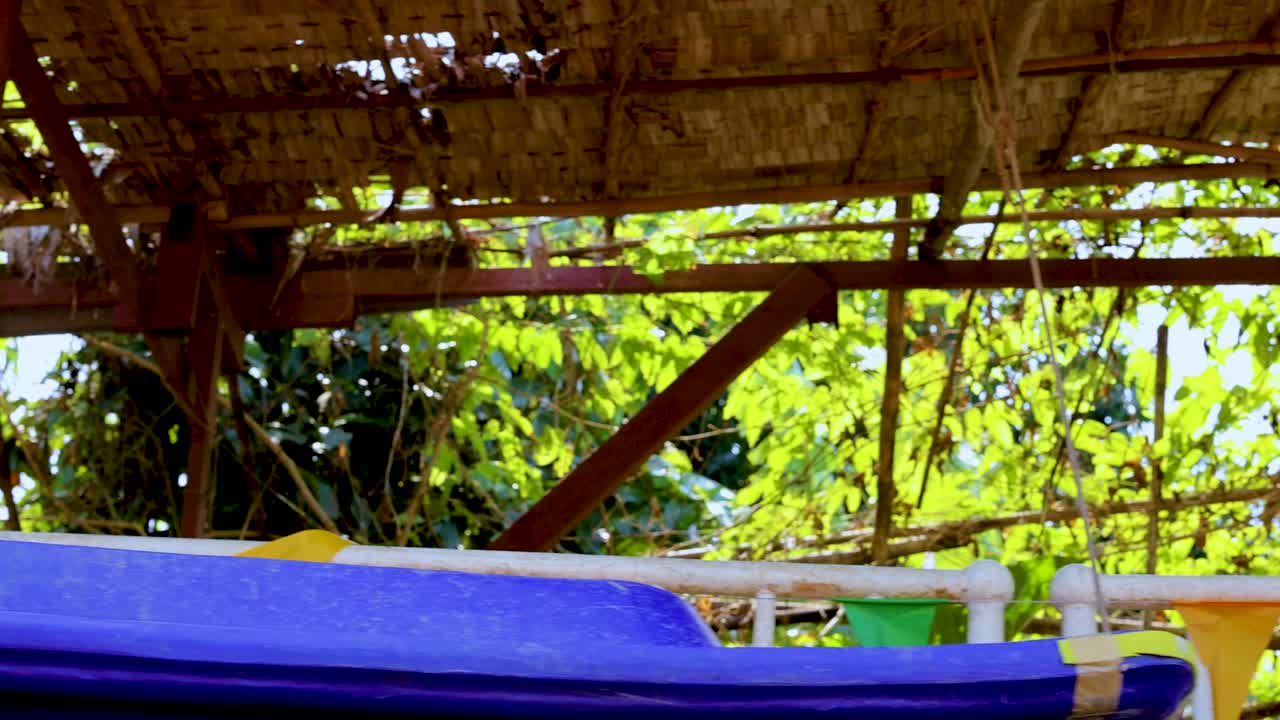 다채로운 재활용 병 모빌은 롱 라트 메이움 떠다니는 시장에서 부드럽게 흔들려 활기차고 친환경적인 분위기를 만니다.