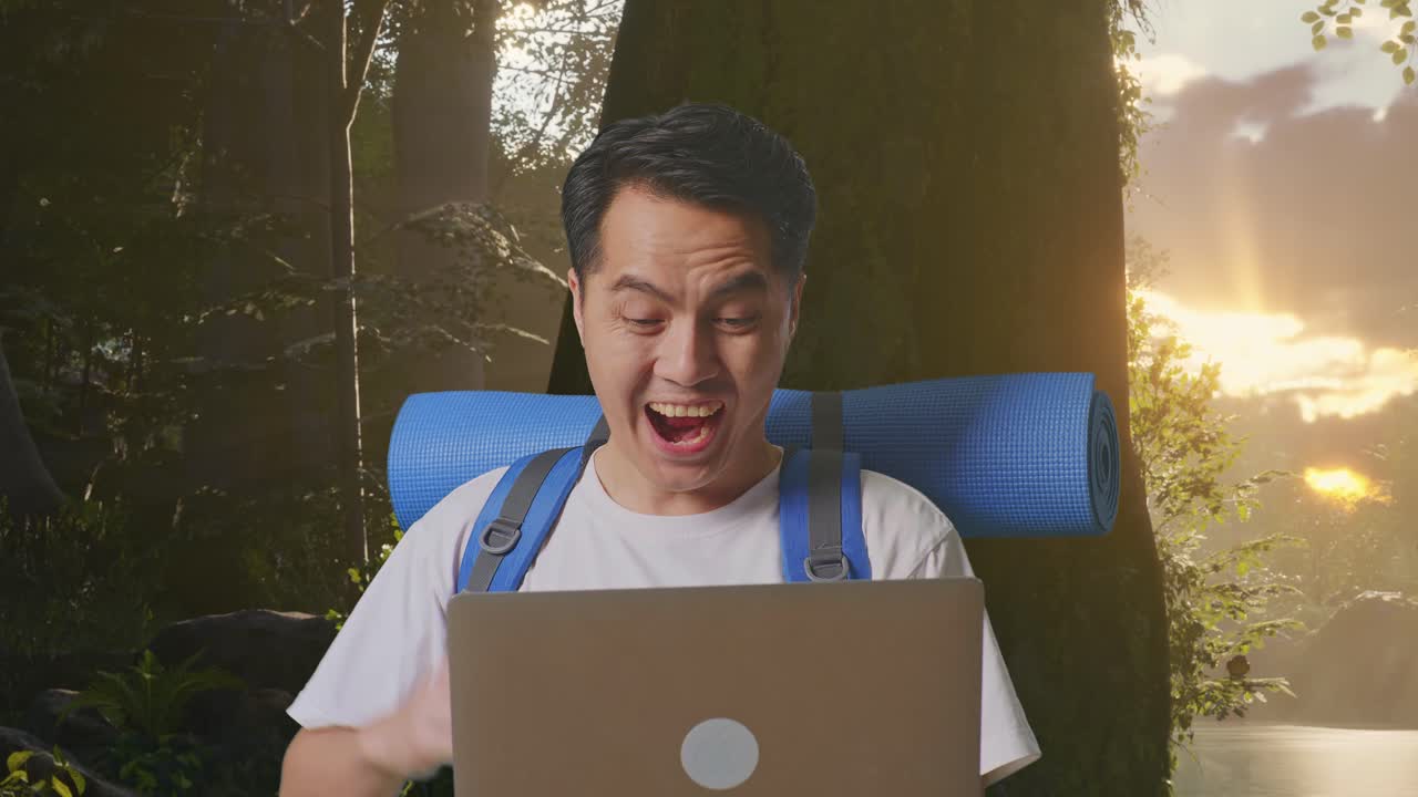 야외에서 일하는 흥분된 남자