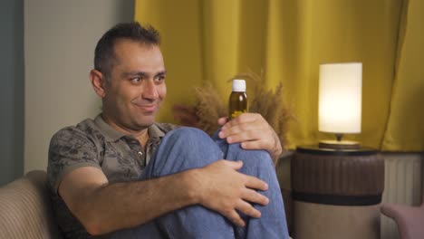 el hombre que mira las pastillas en su mano y va a suicidarse.