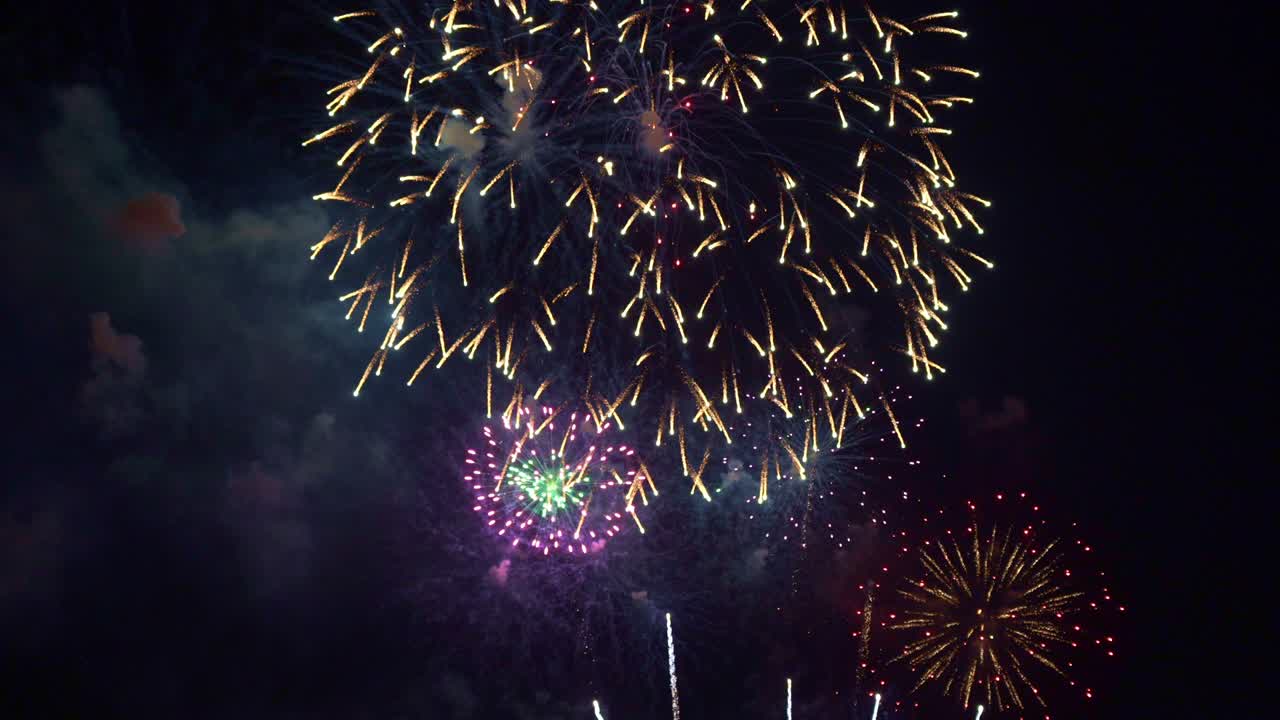 hermosa exhibición de trabajo de fuego colorido por la noche para la celebración en el festival