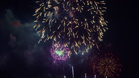 hermosa exhibición de trabajo de fuego colorido por la noche para la celebración en el festival