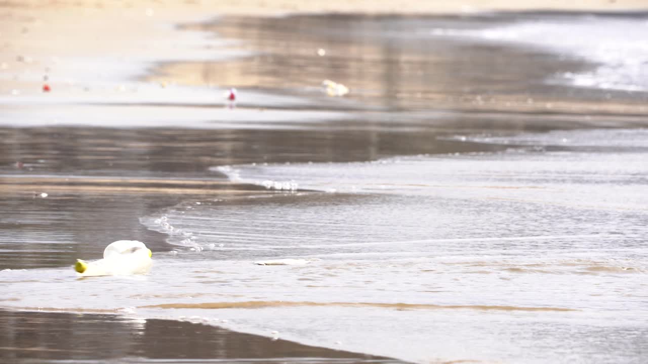 해변에 있는 플라스틱 병