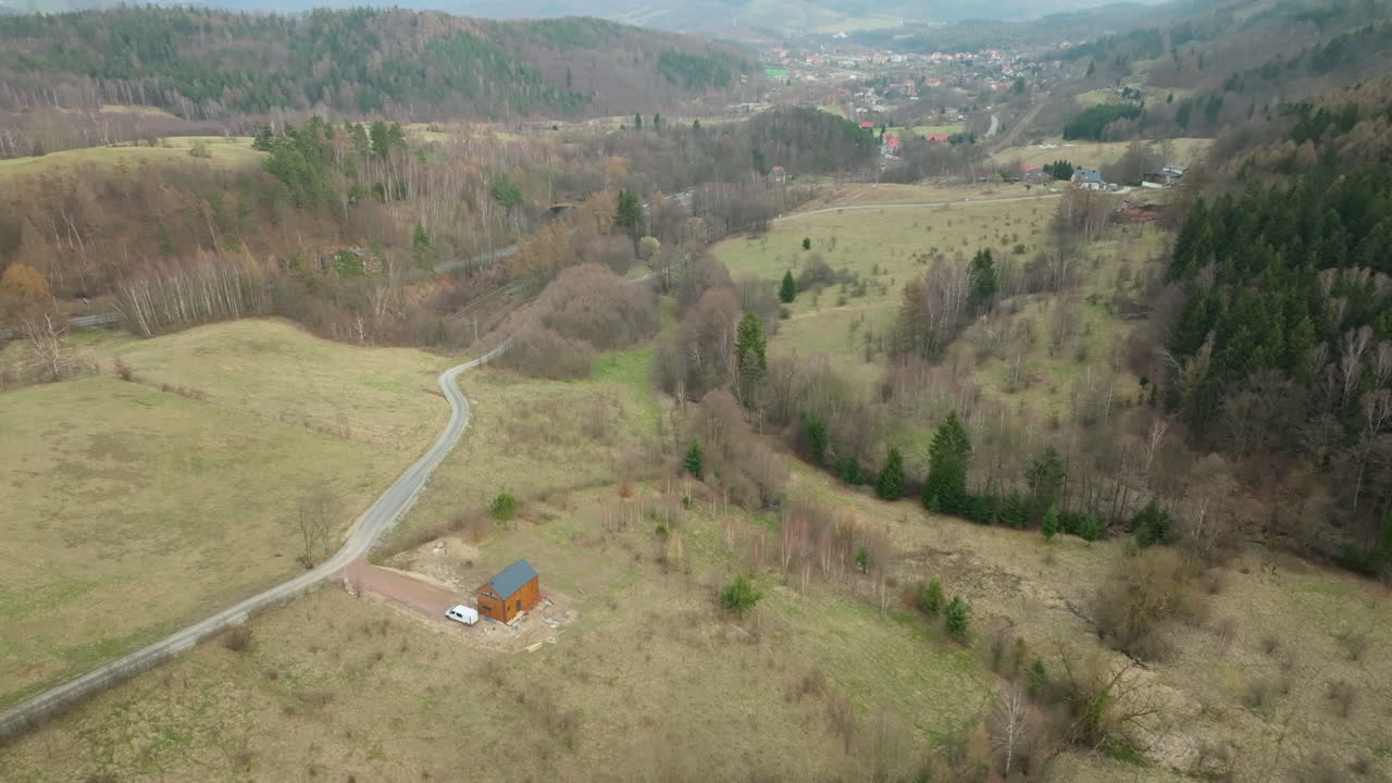 coche blanco estacionado fuera de la casa en la ciudad balnearia de jedlina-zdroj en la baja silesia, polonia